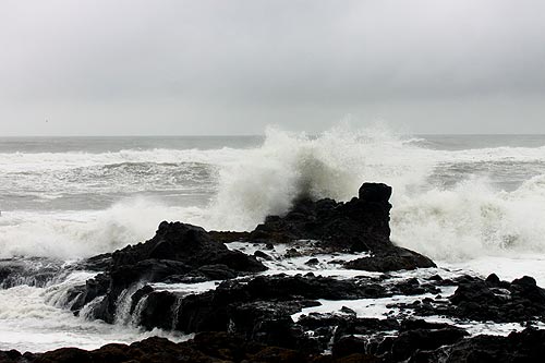 Stormy Oregon Coast, Thunderstorms, Large Waves – Portland Gets Windy 